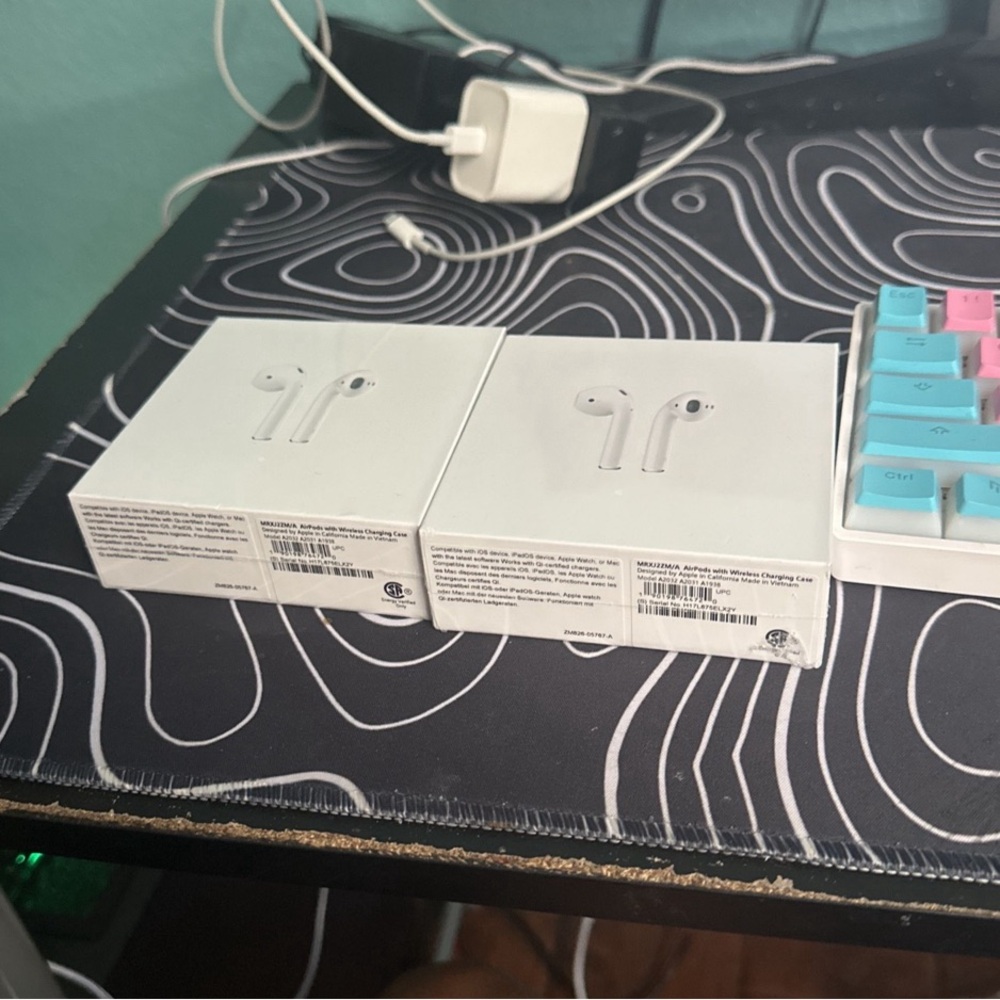 AirPods - Picture 2 of 5